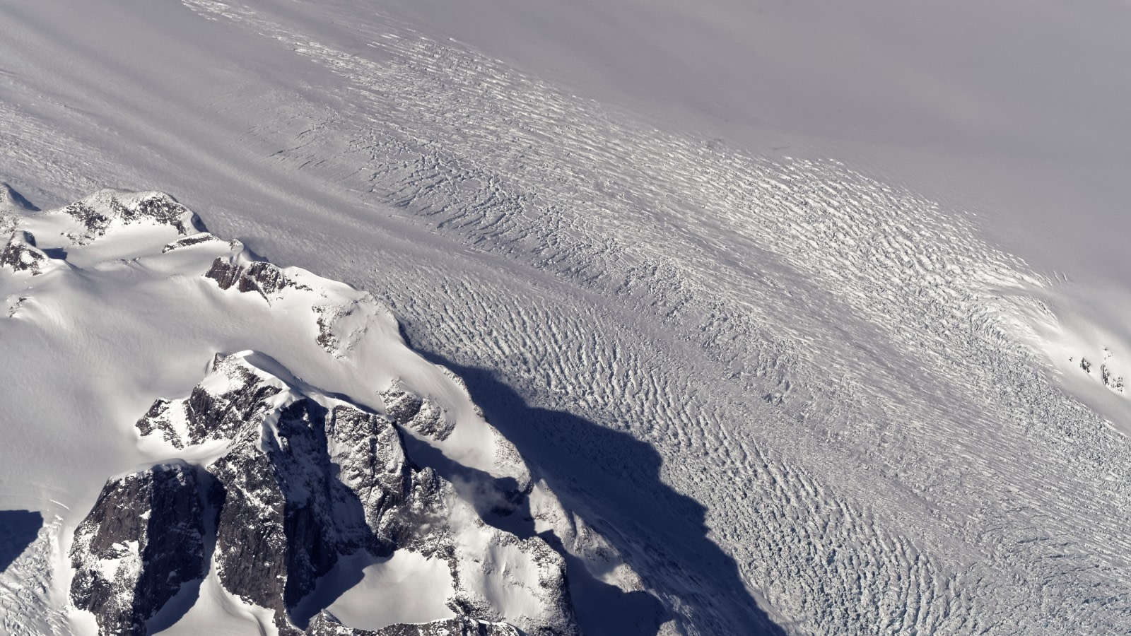 Ice streams and lakes under the Greenland Ice Sheet