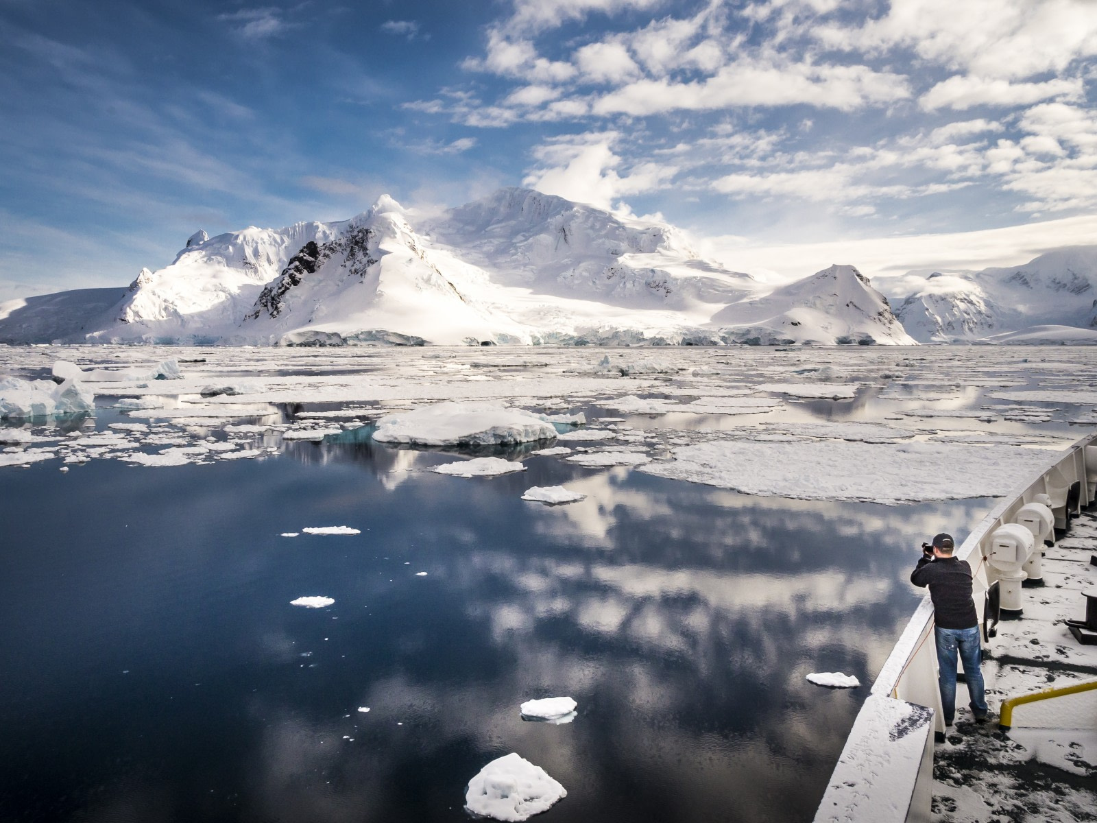 Antarctica - Discovery and learning voyage + navigational workshop