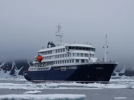 Antarctica - Beyond the Polar Circle - whale watching - gallery 6